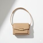 Bolso pequeño tipo crossbody – beige